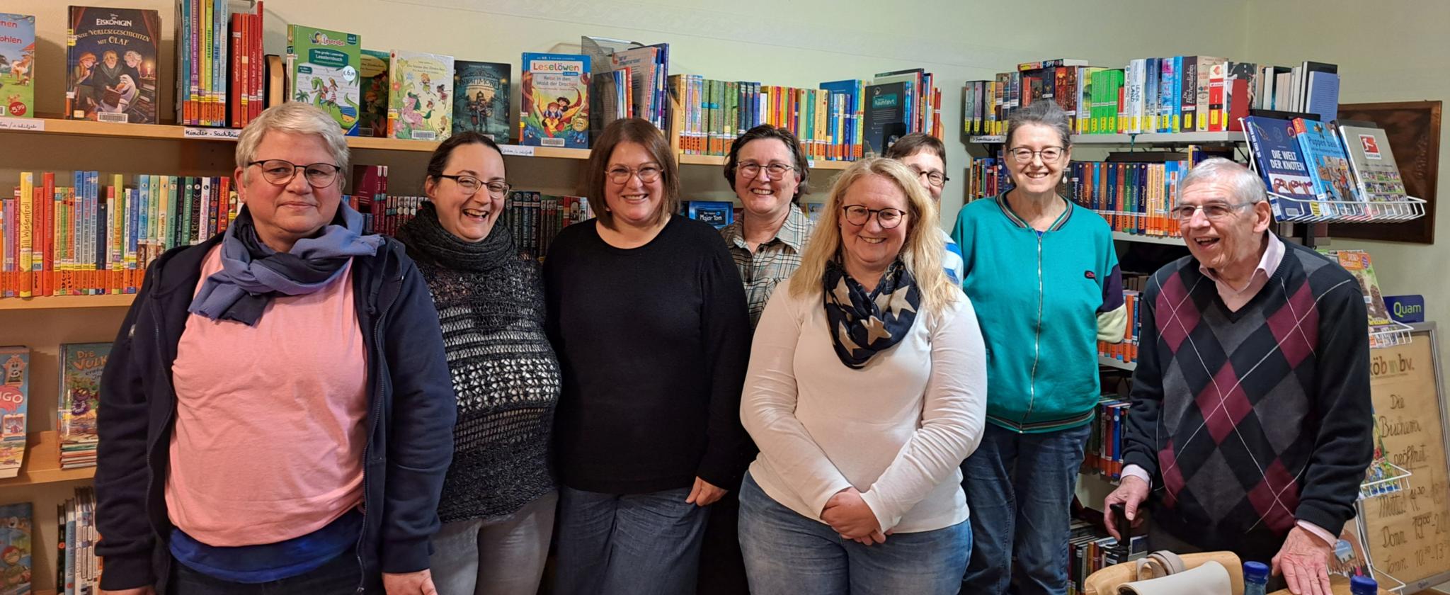 Treffen des Büchereirings am 11.11.2025 in der KÖB Niederburg. v.l.n.r.: Silke Haberkamp (KÖB Oberwesel), Alexandra Bock, Lucy Junglas, Sabine Wieprecht (alle KÖB Bad Salzig); Jasmin Oppenhäuser (KÖB Urbar), Maria Dittmayer (KÖB Oberwesel), Angelika Lansen (KÖB Niederburg), Franz Müller (KÖB Urbar). Es fehlen: Helga Becker (KÖB Bacharach), Christel Schaefer-Beitz (KÖB Perscheid), Gaby Rech (KÖB Halsenbach)