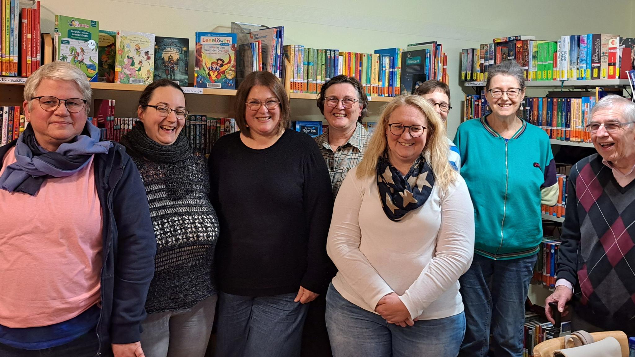 Treffen des Büchereirings am 11.11.2025 in der KÖB Niederburg. v.l.n.r.: Silke Haberkamp (KÖB Oberwesel), Alexandra Bock, Lucy Junglas, Sabine Wieprecht (alle KÖB Bad Salzig); Jasmin Oppenhäuser (KÖB Urbar), Maria Dittmayer (KÖB Oberwesel), Angelika Lansen (KÖB Niederburg), Franz Müller (KÖB Urbar). Es fehlen: Helga Becker (KÖB Bacharach), Christel Schaefer-Beitz (KÖB Perscheid), Gaby Rech (KÖB Halsenbach)