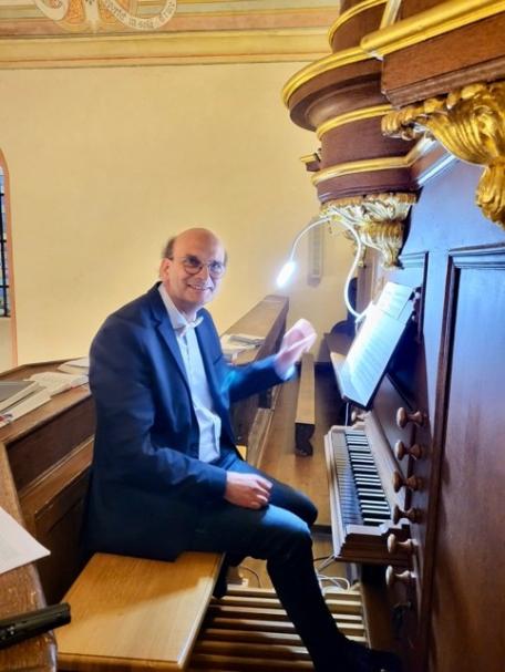 Christian Binz an „seiner“ Orgel in St. Nikolaus (c) Susan Kaufmann-Brenninkmeijer Christian Binz an „seiner“ Orgel in St. Nikolaus