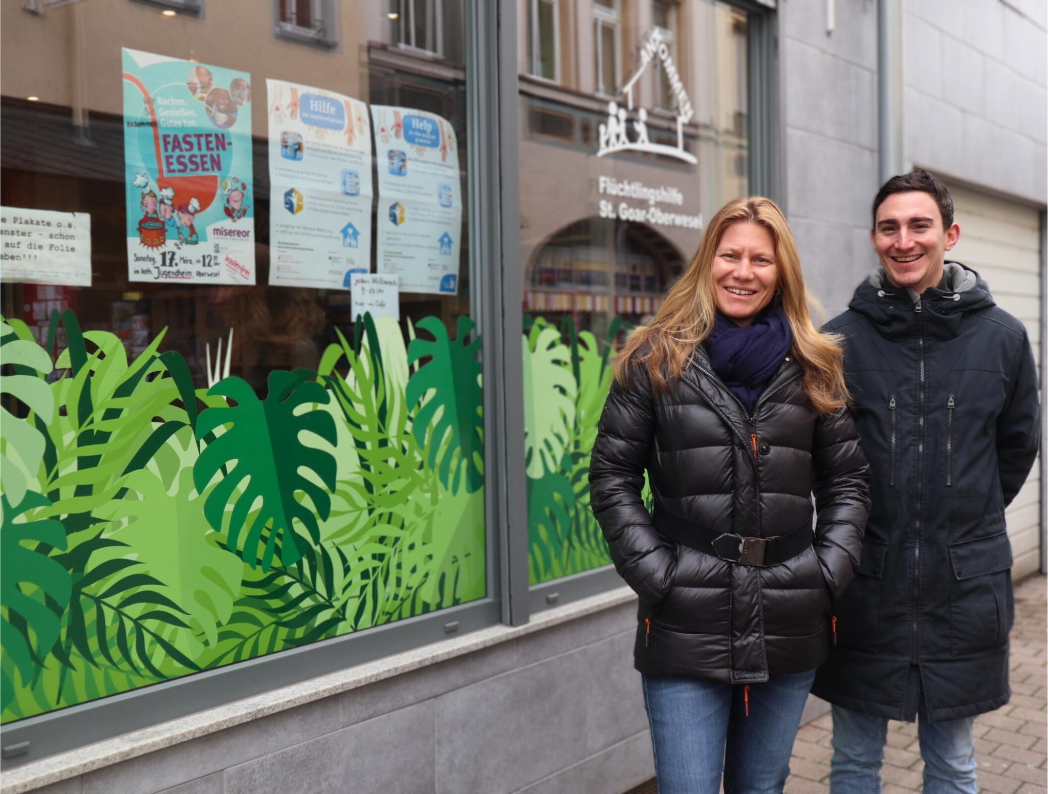 Claudia Lang und Tobias Petry vom Leitungsteam des Pastoralen Raums Sankt Goar stehen vor dem Café Global in der Liebfrauenstraße 42 in Oberwesel, in dem es ein vielfältiges Angebot gibt.