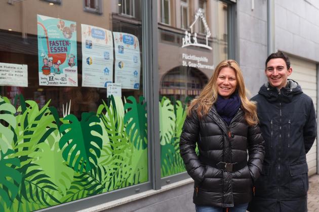 Claudia Lang und Tobias Petry vom Leitungsteam des Pastoralen Raums Sankt Goar stehen vor dem Café Global in der Liebfrauenstraße 42 in Oberwesel, in dem es ein vielfältiges Angebot gibt.
